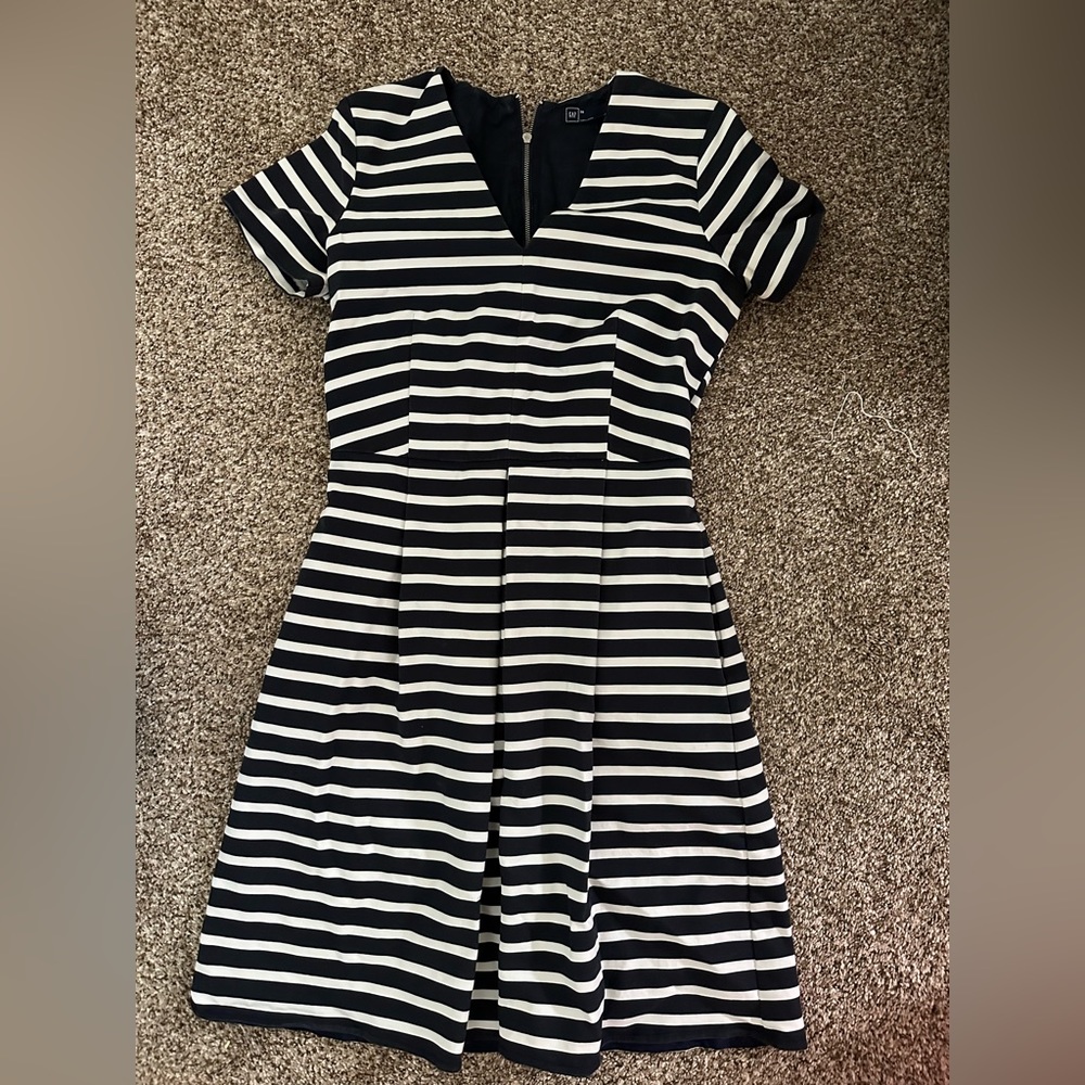 GAP fit and flare navy/white striped dress with front pleats and exposed zipper.